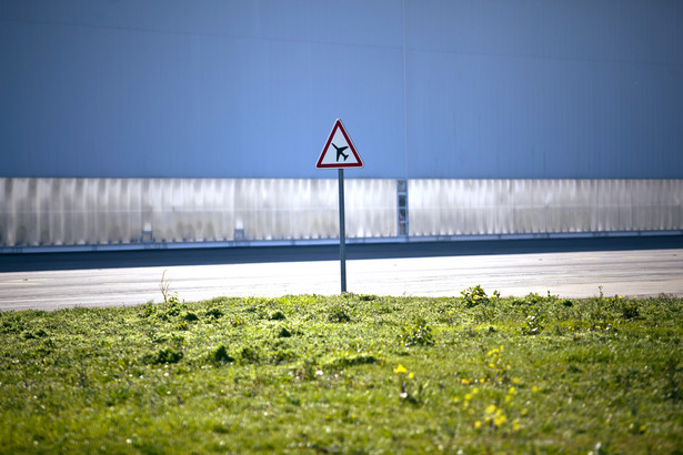 Znak drogowy ostrzegający kierowców przed lądującymi samolotami w pobliżu lotniska Toulouse-Blagnac we Francji.