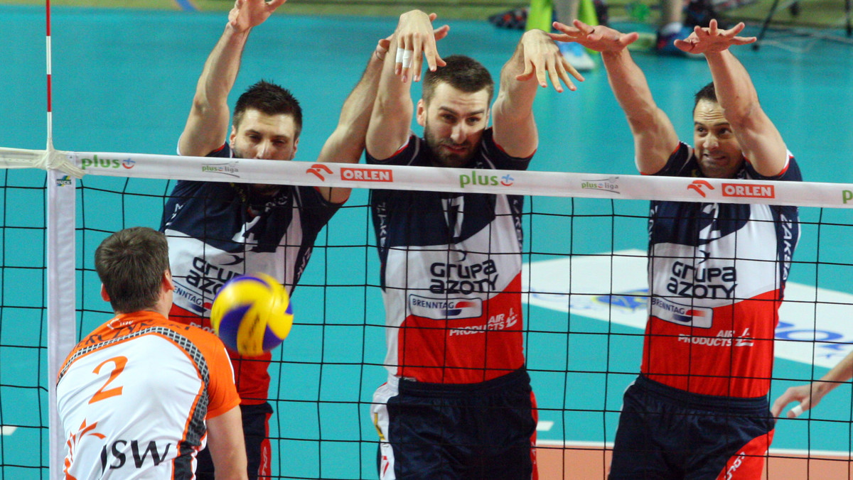 Siatkarze ZAKSA Kędzierzyn-Koźle okazali się lepsi w czwartym półfinałowym meczu PlusLigi przeciwko ekipie Jastrzębskiego Węgla i dzięki temu awansowali do finału rozgrywek wygrywając rywalizację w stosunku 3-1. Podopieczni trenera Castellaniego nie zawiedli swoich kibiców i po zaciętym meczu wywalczyli awans wygrywając spotkanie 3:1 (25:19, 21:25, 25:20, 25:13).