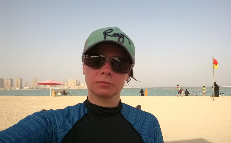 Strój plażowy na miejskiej plaży w Katarze.