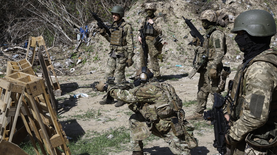 Żołnierze „Batalionu Syberyjskiego” biorą udział w szkoleniu wojskowym na strzelnicy pod Kijowem