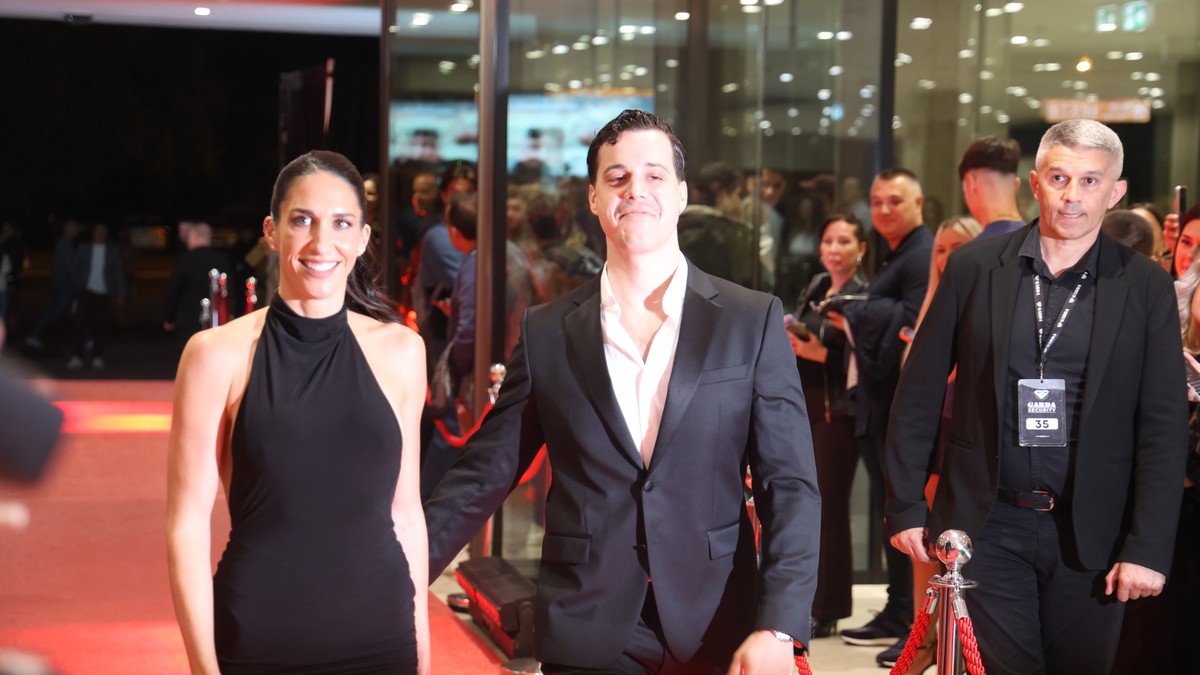 JELISAVETA ORAŠANIN I PAVLE MENSUR ZAJEDNO NA PREMIJERI FILMA Glumica u glamuroznoj haljini sa golim leđima, on elegantan - ne skidaju osmeh sa lica (Video)