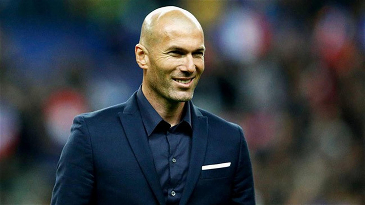 Związany z Realem Madryt Zinedine Zidane robi podchody pod Edena Hazarda? - Od Lionela Messiego i Cristiano Ronaldo bardziej lubię Edena Hazarda - stwierdził Francuz na łamach "Maxifoot".