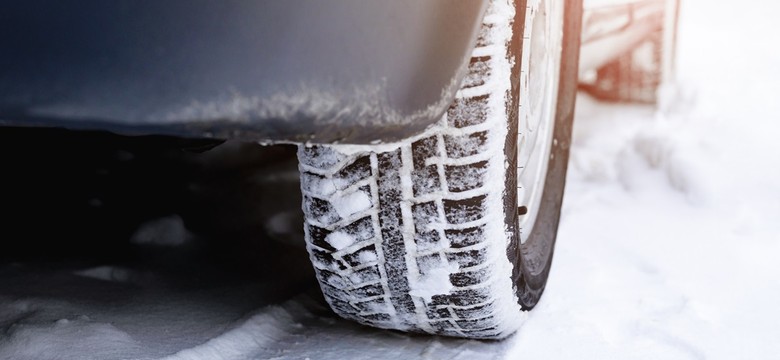Letnie opony zimą? Większość Polaków mówi „nie”. „To zagrożenie na drodze” [SONDAŻ]