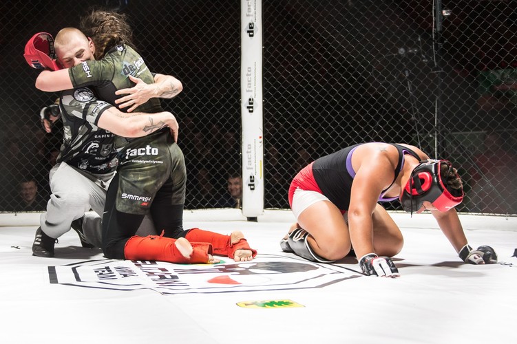 Tak w klatce walczą polscy żołnierze. Panie też zrzuciły mundury i wzięły się za łby