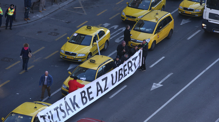 A taxisok be akarták tiltatni, a hatóság taxivá tenné az Ubert / Fotó: Isza Ferenc