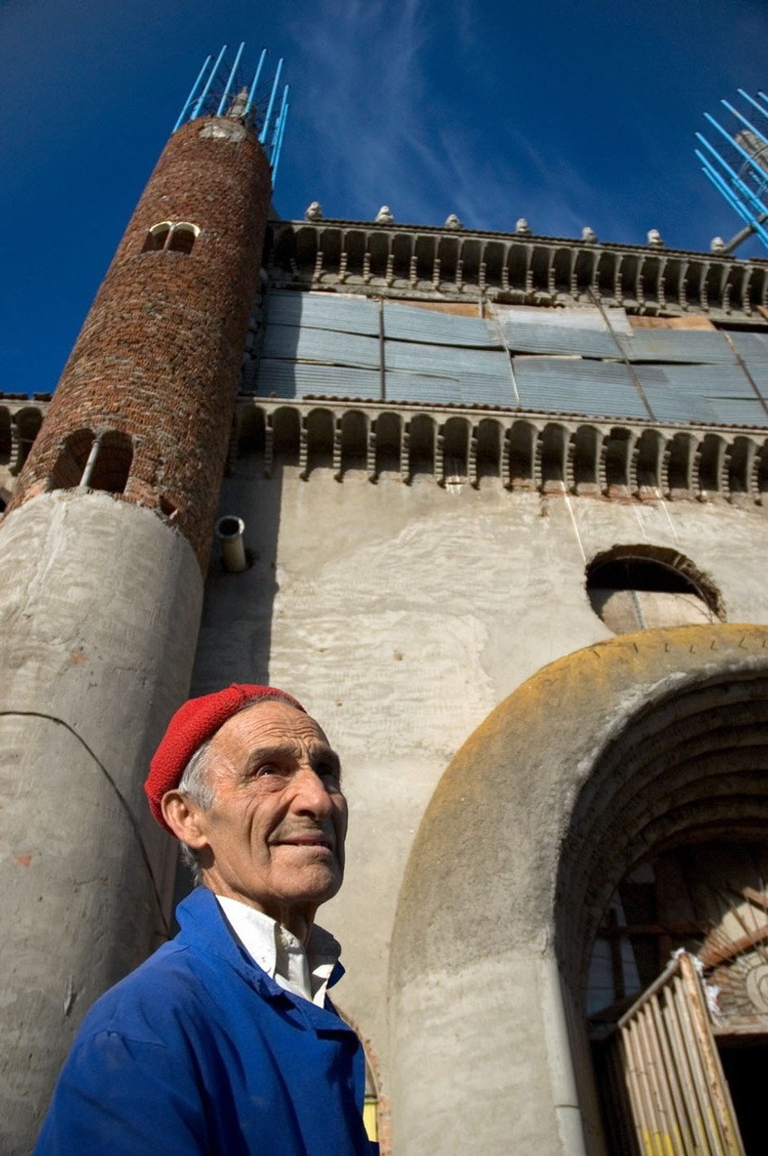 Iako poprilično bolestan, Husto svakoga dana dograđuje svoju katedralu