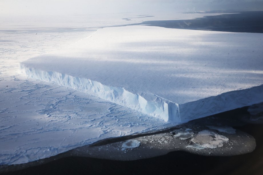 Zdjęcie stołowej góry lodowej zrobione w ramach "Operation IceBridge" w październiku 2016 roku