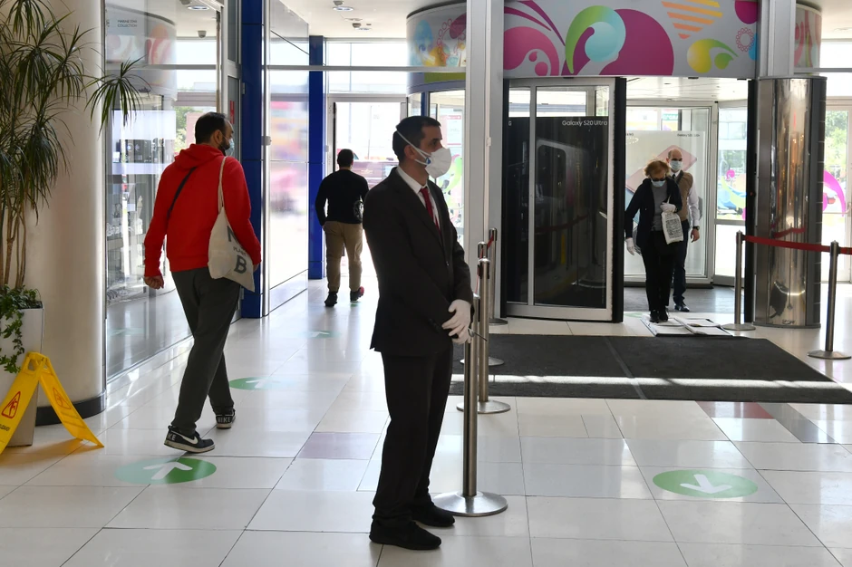 Dezinfekcija obuće je obavezna na samom ulazu