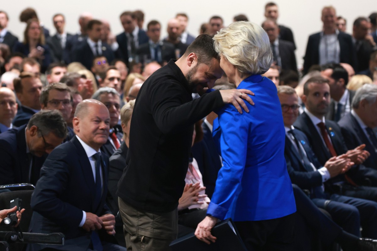 Przewodnicząca Komisji Europejskiej Ursula von der Leyen w uścisku z prezydentem Ukrainy Wołodymyrem Zełenskim, kanclerz Niemiec Olaf Scholz przygląda się, konferencja na temat odbudowy Ukrainy