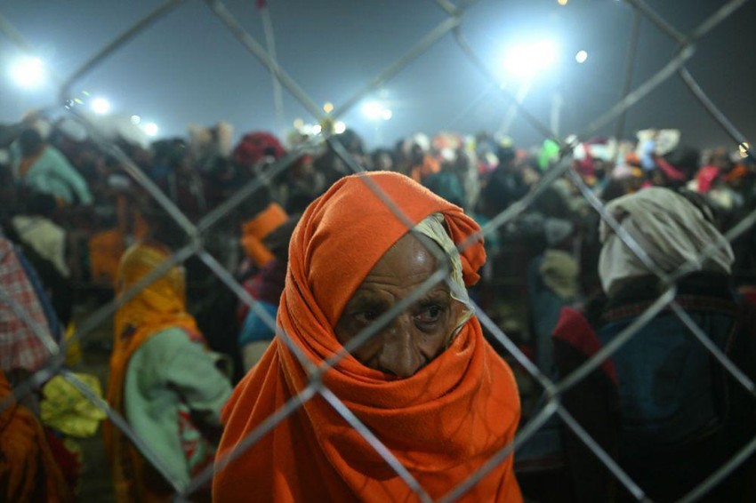 Jedan od vernika stoji pored ograde posle meteža | Foto: AFP