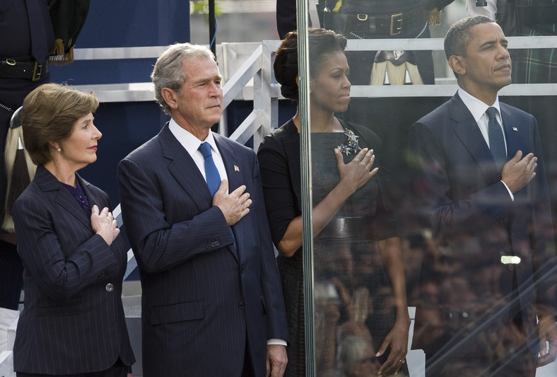 George W. Bush, Laura Bush, Michelle Obama i Barack Obama podczas hymnu Stanów Zjednoczonych