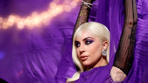 Latexben vonult a királynő elé, 15 év alatt mégis megszelídült Lady Gaga stílusa