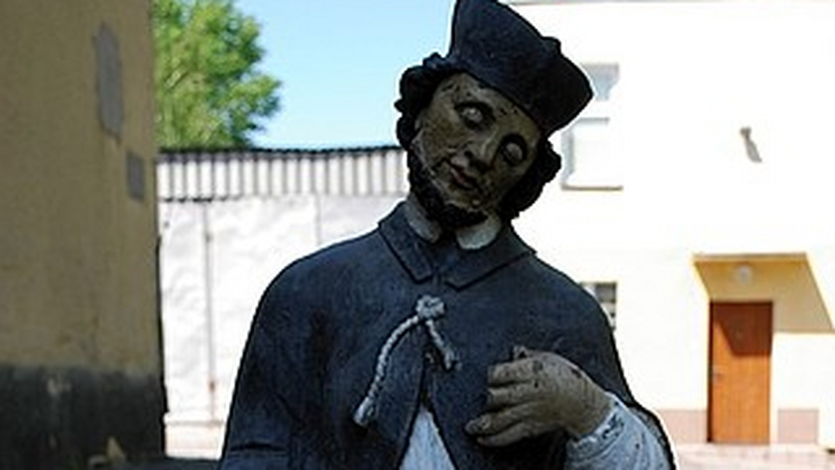 Drewniana figura św. Jana, skradziona z kapliczki we Wrzawach w gminie Gorzyce, powróci na swoje miejsce. Policjanci odzyskali rzeźbę skradzioną 15 lat temu.