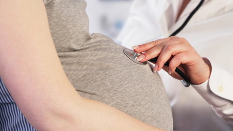 Twardy brzuch w ciąży — co może oznaczać? Położna wyjaśnia