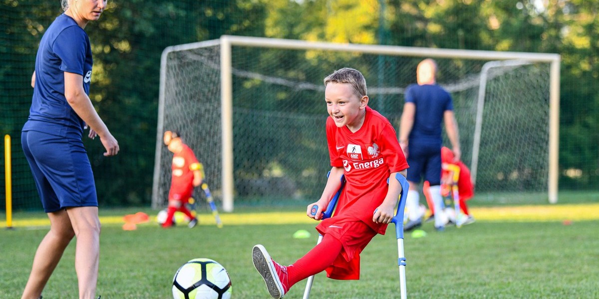 Junior Amp Futbol dzieci bez nóg grają w piłkę. Wspiera je Kamil