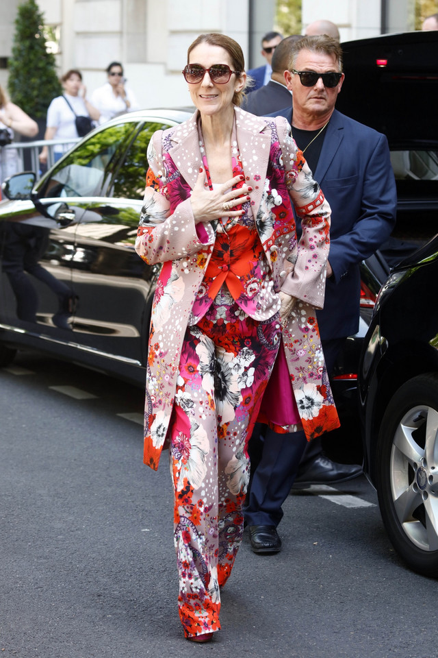 Celine Dion cała w kwiatach na ulicach Paryża