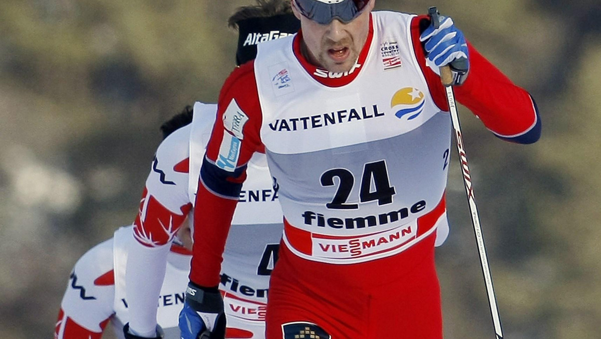 Norweg Eldar Roenning wygrał w Val di Fiemme ósmy etap (bieg na 20 km ze startu wspólnego techniką klasyczną) narciarskiego cyklu Tour de Ski. Prowadzenie w imprezie utrzymał trzeci na mecie Szwajcar Dario Cologna, który do zwycięzcy stracił w sobotę 1,3 s.