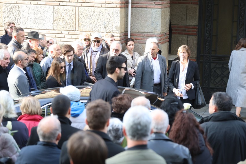 Ćerke i sin u crnini, Anita slomljena od bola