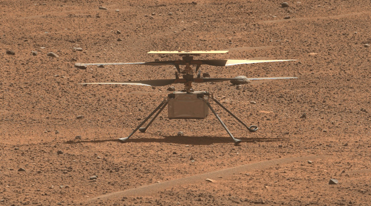 Az Ingenuity Mars Helikopter minden várakozást messze felülmúlva összesen 72 repülést teljesített, a tervezettnél 14-szer messzebbre jutott, és több mint két órányi teljes repülési időt regisztrált, közben tudományos feladatok sorát hajtotta végre, amit a tervezői, építői és irányítói nem is remélhettek a vörös bolygóra való megérkezésekor. / Fotó: NASA