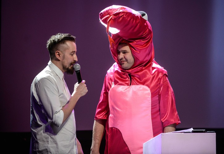 Prowadzący galę Węży 2105: Tomasz Karolak jako pluszowy wąż i Piotr Kędzierski