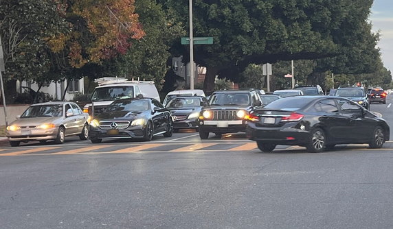 Skrzyżowanie w ultrabogatym Beverly Hills: oprócz Mercedesa na pierwszym planie same kompakty: Honda Civic (po prawej), Jeep Patriot i co najmniej 23-letnia Kia Sephia (po lewej).