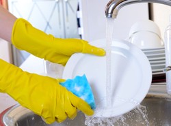 Codziennie jej używasz. Jak często należy wymieniać gąbkę do naczyń?