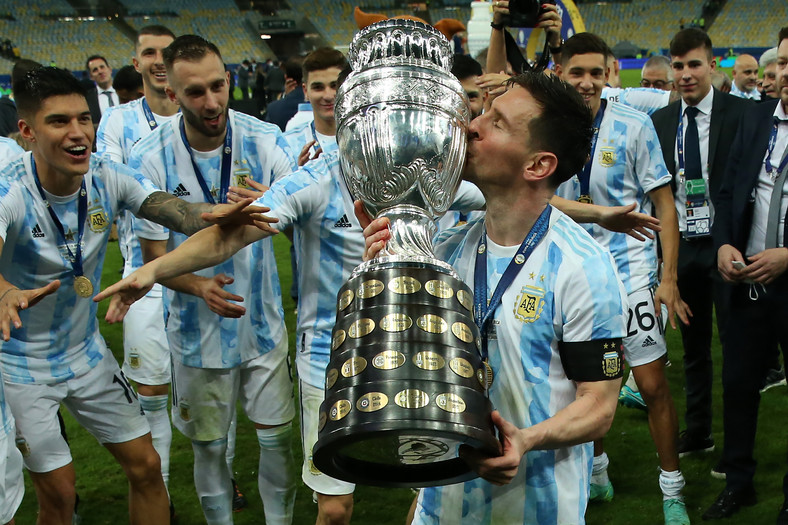 Leo Messi z Pucharem za Copa America