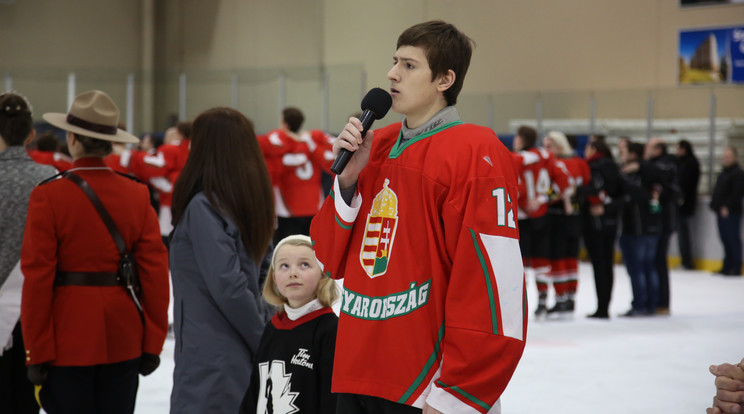 Horváth nem ijedt meg a mikrofontól /Fotó: Hockey Canada