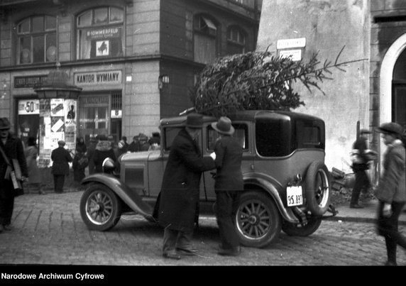 Świąteczne przygotowania w II RP (na zdjęciu: choinka na dachu samochodu w 1938 r.)