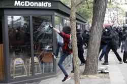 Zamieszki we Francji. Studenci: McDonald's zniszczony jako "symbol amerykańskiego imperializmu"