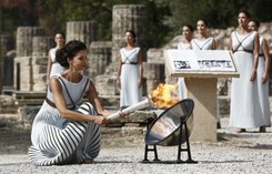 Pjongczang 2018: Zapalono pochodnię olimpijską. Z powodu pochmurnej pogody użyto lampy