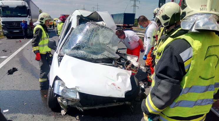 Halálos baleset az M1-esen  / Fotó: Győr HTP