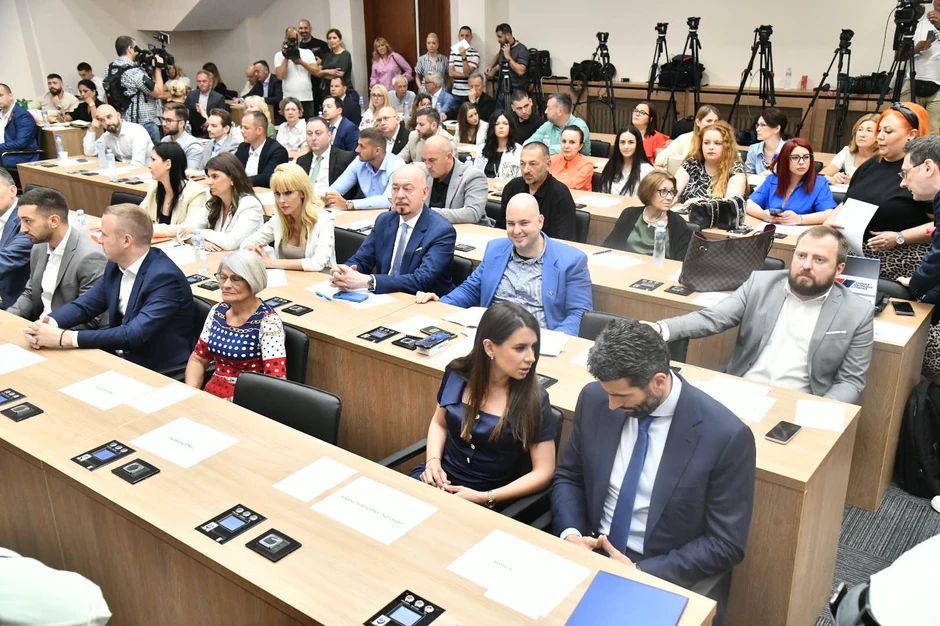 Današnjoj sednici skupštine Beograda prisustvuje 82 odbornika