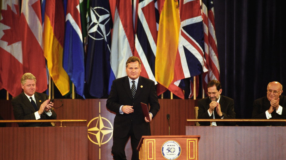 Uroczystości z okazji 50. rocznicy powstania NATO. Na zdjęciu prezydent USA Bill Clinton, prezydent RP Aleksander Kwaśniewski, sekretarz generalny NATO Javier Solana i prezydent Turcji Süleyman Demirel, Waszyngton, 23 kwietnia 1999 r.