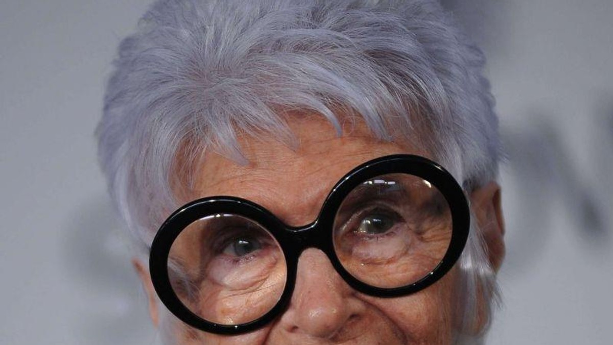 Iris Apfel, ikona mody, projektuje torebki | Newsweek