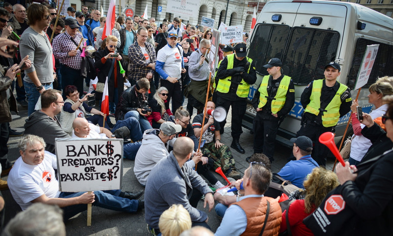 Manifestacja Osób Poszkodowanych Przez Banki. Frankowicze protestowali przed NBP i Pałacem Prezydenckim