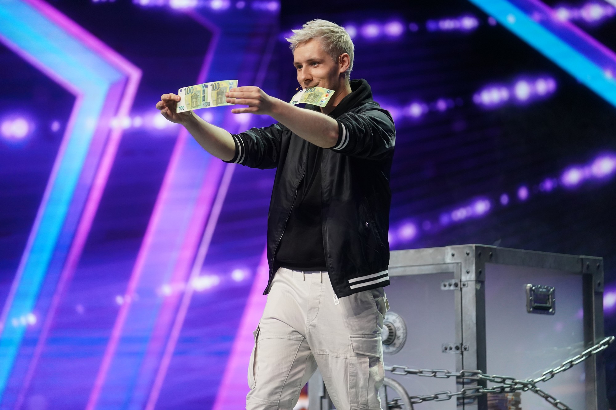 Melow pochádza z Nemecka a do šou Česko Slovensko Má Talent prišiel doniesť kus dobrej kúzelníckej šou.