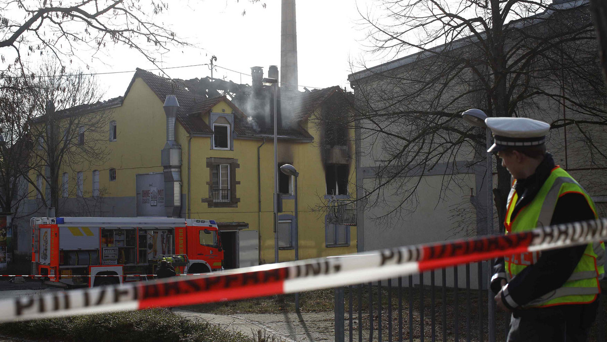 Turcja domaga się od Niemiec dokładnego wyjaśnienia okoliczności tragicznego pożaru, do którego doszło nad ranem w domu wielorodzinnym w miejscowości Backnang nieopodal Stuttgartu. W ogniu zginęła tam matka i siedmioro dzieci tureckiego pochodzenia. Strażacy uratowali trzy osoby: jedenastoletniego chłopca, jego wujka oraz babcię, którzy schronili się przed płomieniami na balkonie.