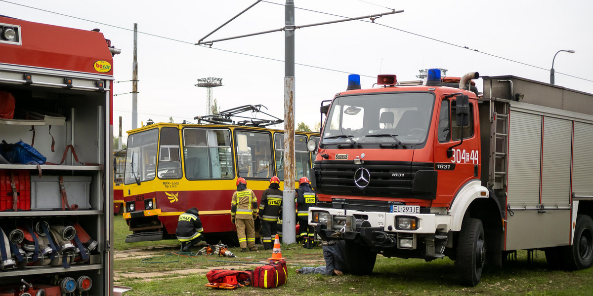 Strażacy i policjanci szkolą się w zajezdni tramwajowej