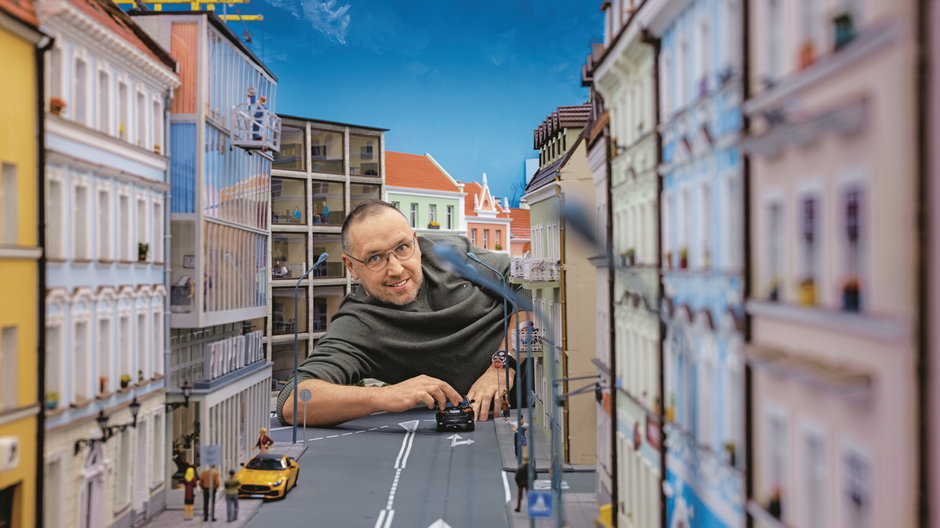Zaczynał od makiety z pociągami prezentowanej w namiocie w Karpaczu. Dziś Jakub Paczyński tworzy interaktywne miniatury w dużych miastach w Polsce.