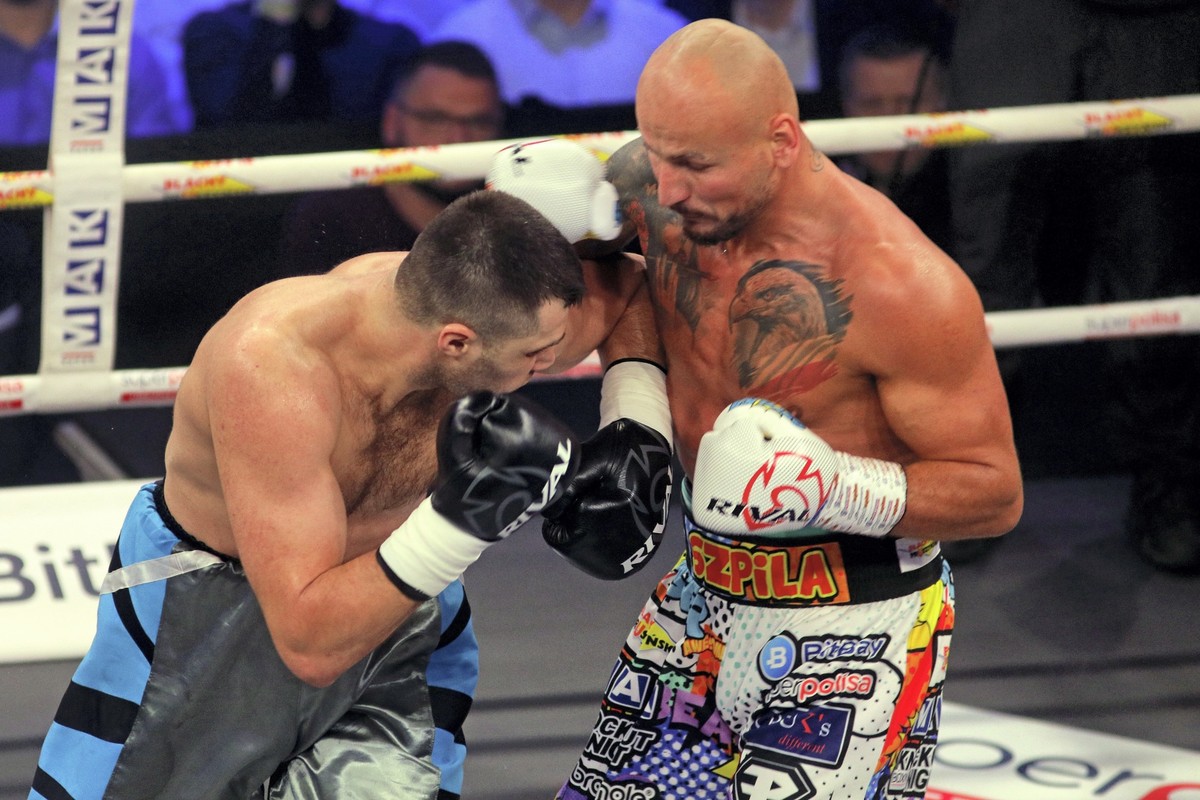 Polak Artur Szpilka (P) i Serhij Radczenko (L) z Ukrainy podczas gali bokserskiej KnockOut Boxing Night 10