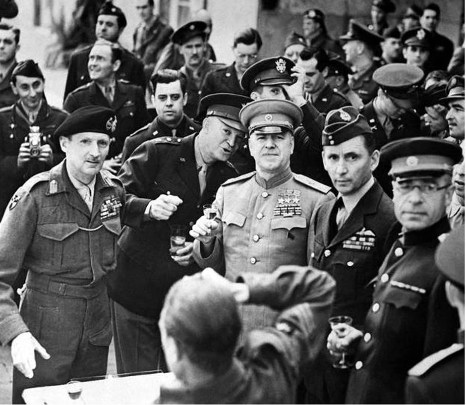 Žukov sa belom koka-kolom