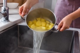 Vrelu vodu nikada ne prosipajte u sudoperu