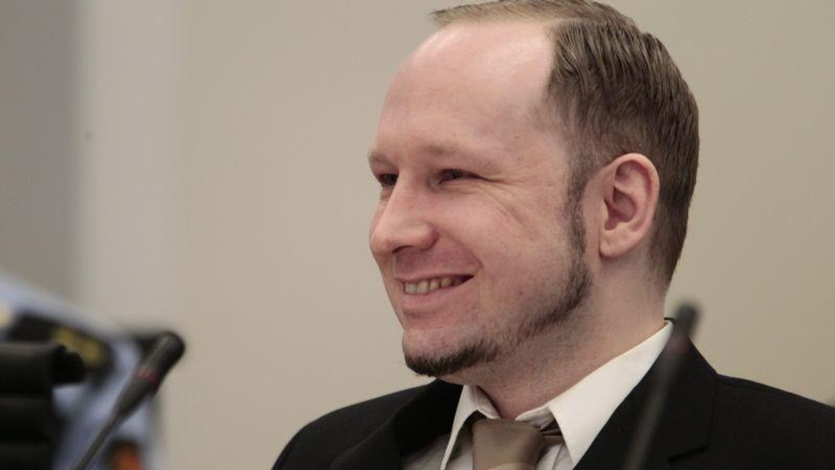 Anders Behring Breivik prces uśmiechnięty