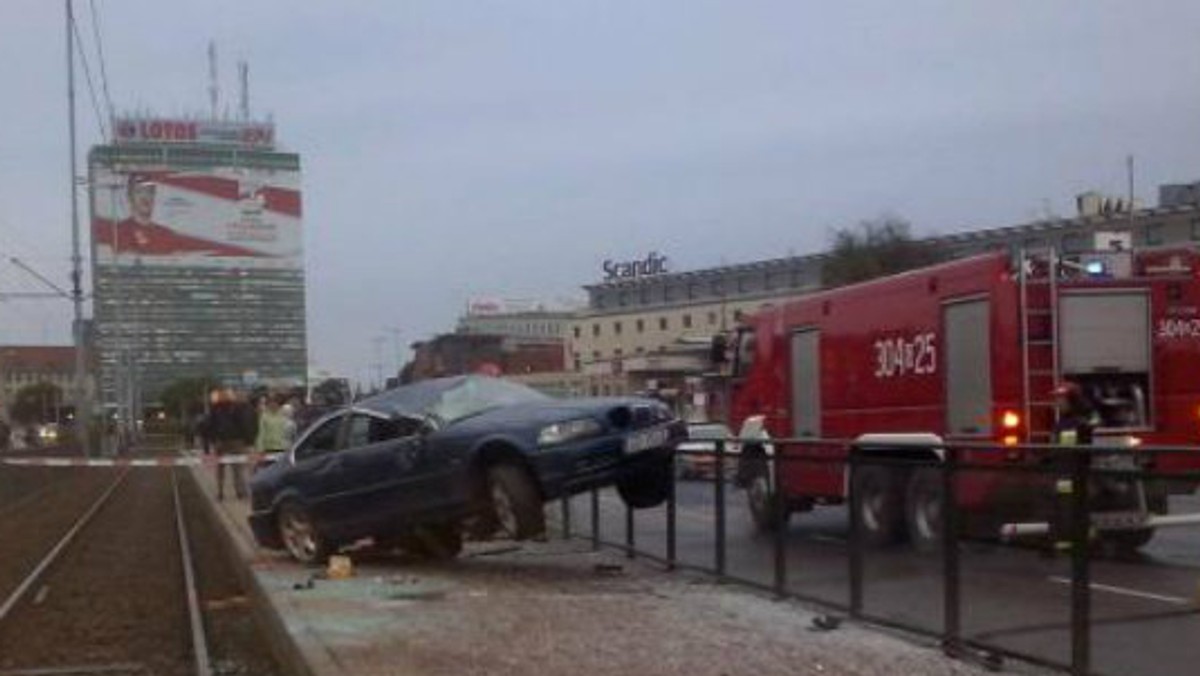 Kierowca BMW, który staranował przystanek tramwajowy tuż obok Dworca Głównego, nie usłyszy żadnych zarzutów. Ukarano go mandatem w wysokości 500 złotych. - Niektórzy kierowcy zapominają, że ulice miasta to nie autostrada – w rozmowie z Onetem mówi Zygmunt Gołąb, rzecznik Zarządu Transportu Miejskiego w Gdańsku.