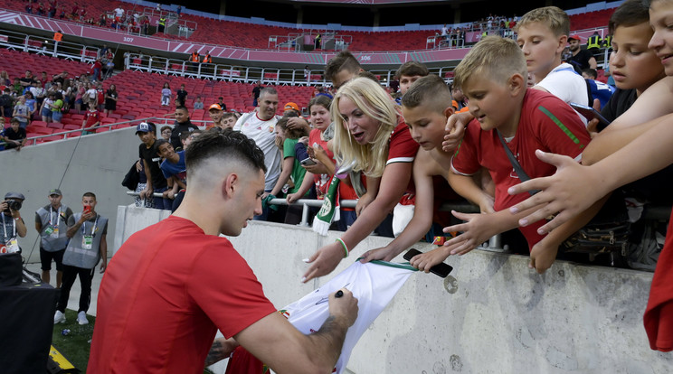 A győztes gólt szerző Szoboszlai Dominik autogramot ad a labdarúgó Nemzetek Ligája 1. fordulójában játszott Magyarország - Anglia mérkőzés végén a Puskás Arénában. A magyar válogatott 1-0-ra legyőzte az Eb-ezüstérmes angol csapatot / Fotó: MTI/Koszticsák Szilárd