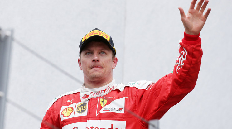 Kimi Räikkönen jövőre is Ferrari ruhában integethet a szurkolóknak /Fotó: AFP