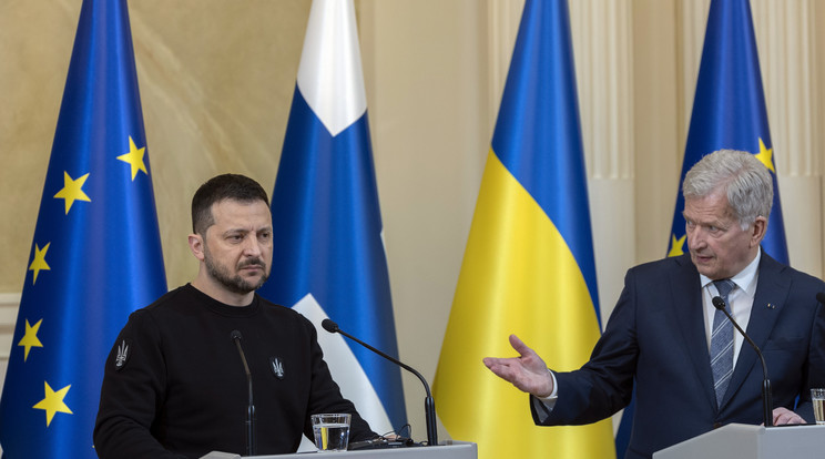 A Moszkva elleni dróntámadás napján  titokban Volodimir Zelenszkij (b)ukrán elnök az új NATO taggá vált  Finnországba látogatott Helsinkiben  találkozott Sauli Niinistö  (j) finn elnökkel /Fotó: MTI/EPA/COMPIC/Mauri Ratilainen