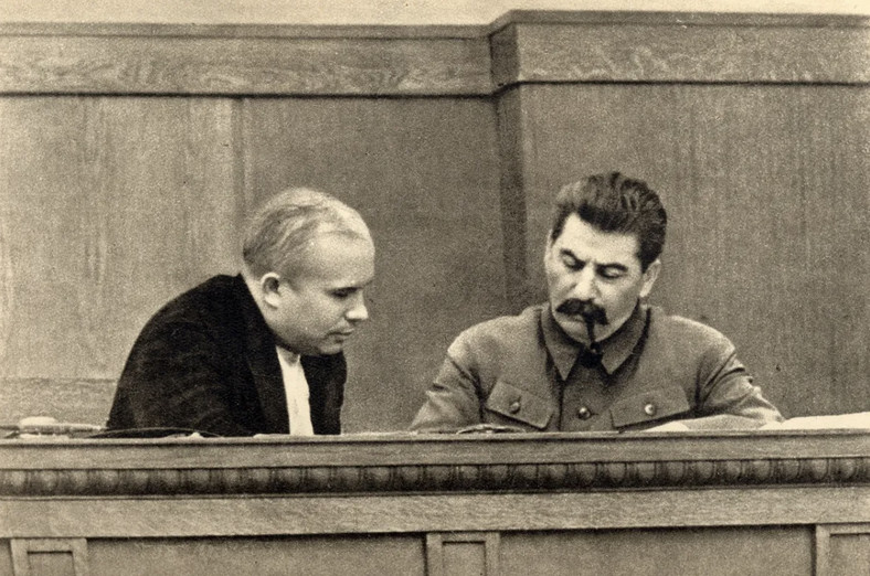 Nikita Chruszczow i Józef Stalin w prezydium sesji KC KPZR, styczeń 1936 r.