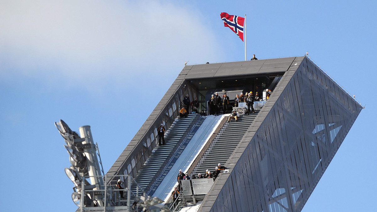 Z powodu zbyt silnego wiatru, seria próbna przed drużynowym konkursem skoków narciarskich o mistrzostwo świata w Oslo na obiekcie K-120 została odwołana. Konkurs ma rozpocząć się planowo 0 15:30.